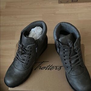 Trotters Gray Ankle Boots with Cushioned Interior